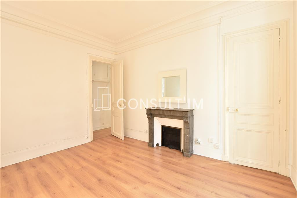 Beaux bureaux câblés avec parquet, moulures et cheminées