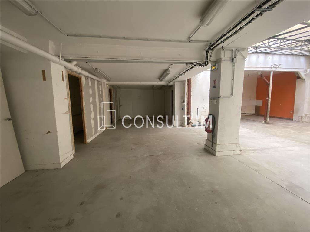 A proximité de la Place de la Bastille, à louer locaux en rez-de-chaussée avec verrière zénithale