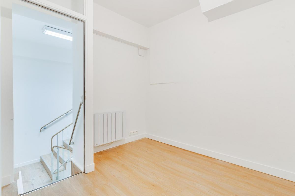 A vendre Local commercial idéalement situé , Paris 9 refait à neuf