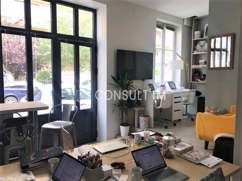 Bureaux en très bon état avec vitrine type atelier