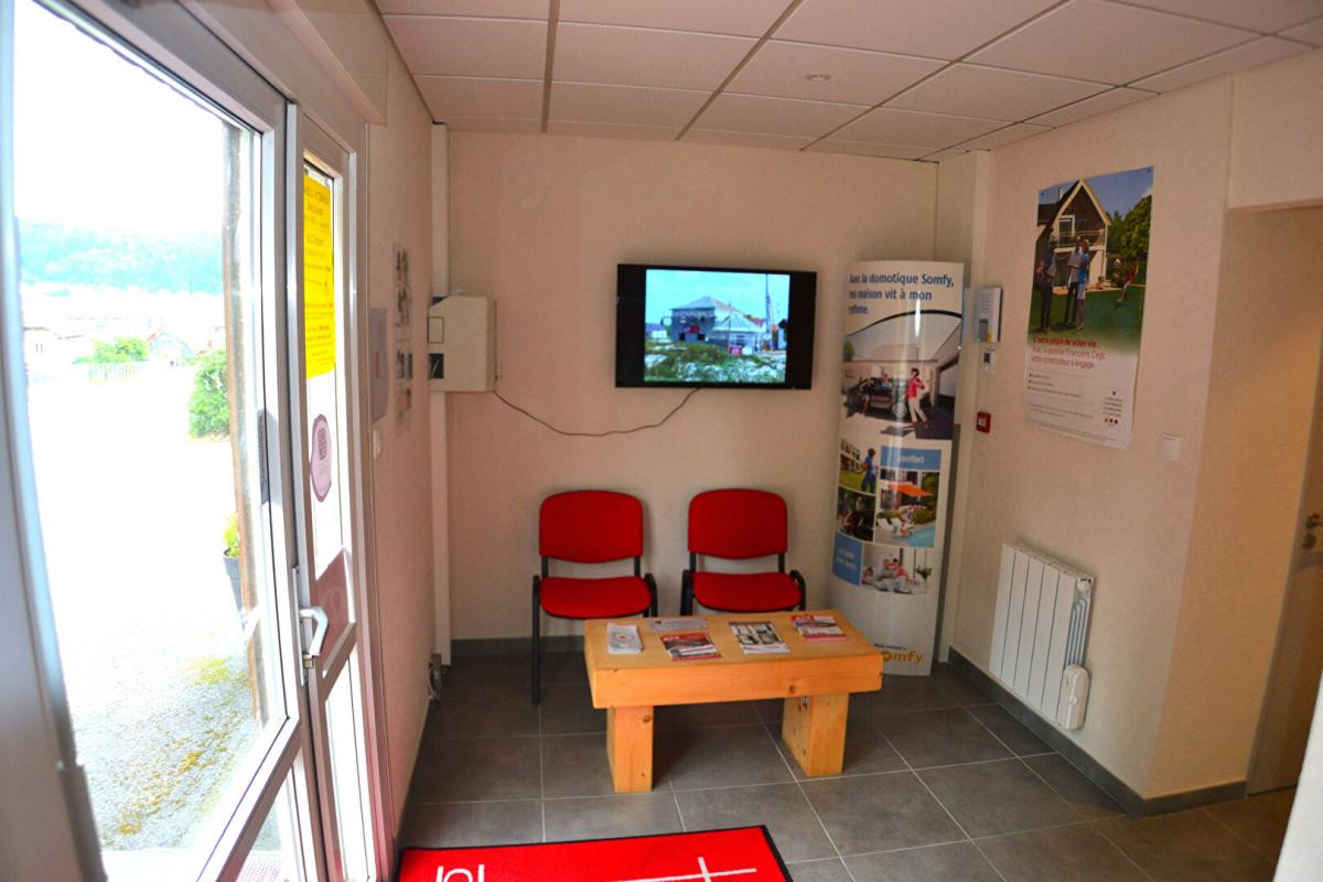 Local commercial Maiche 126 m2 - Grand Parking - Rue passante