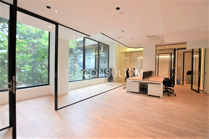 Bureaux en très bon état avec belle hauteur sous plafond donnant sur patio arboré