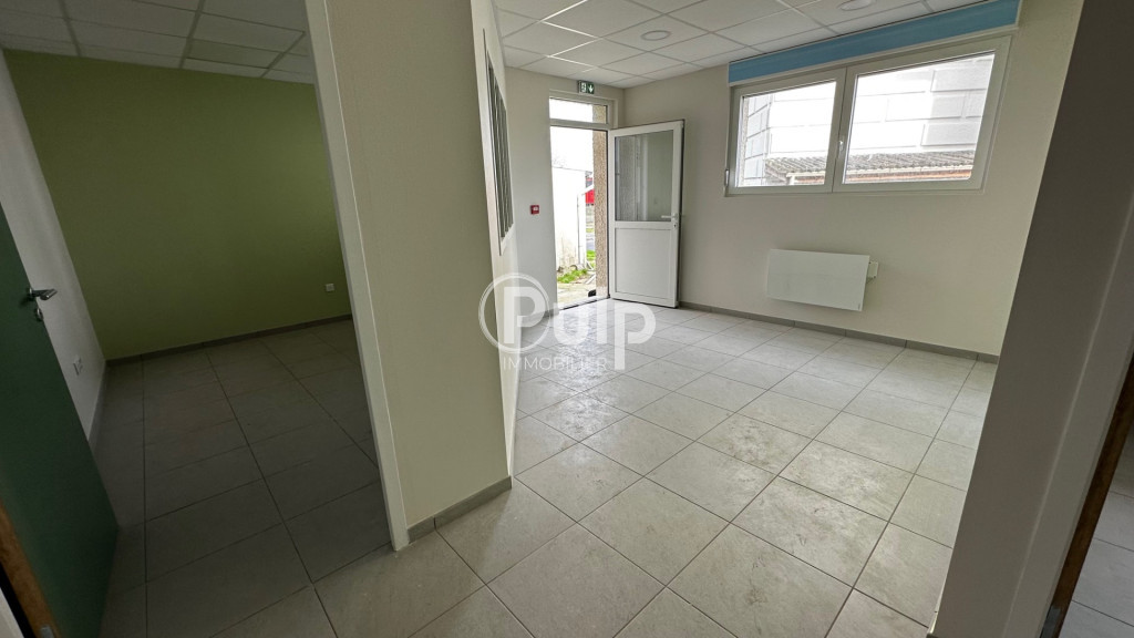 Ensemble de bureaux avec showroom, accueil et parkings