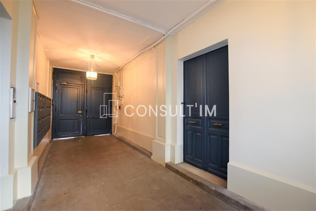 Opportunité acquisition - Bureaux avec vitrine et flexibilité d'aménagement - proche Gare du Nord
