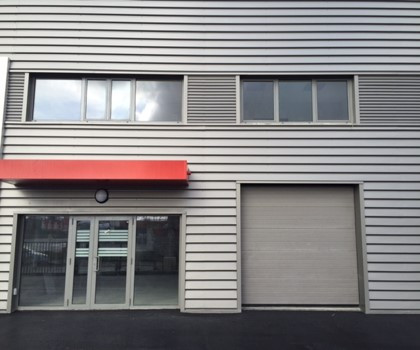 Local avec belle hauteur sous plafond