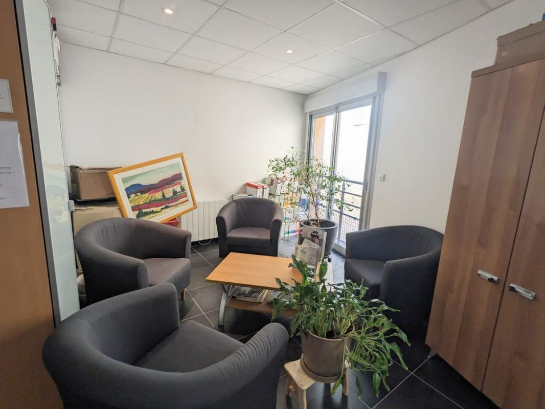 Locaux commerciaux 156 m² en plein centre de Pélussin !