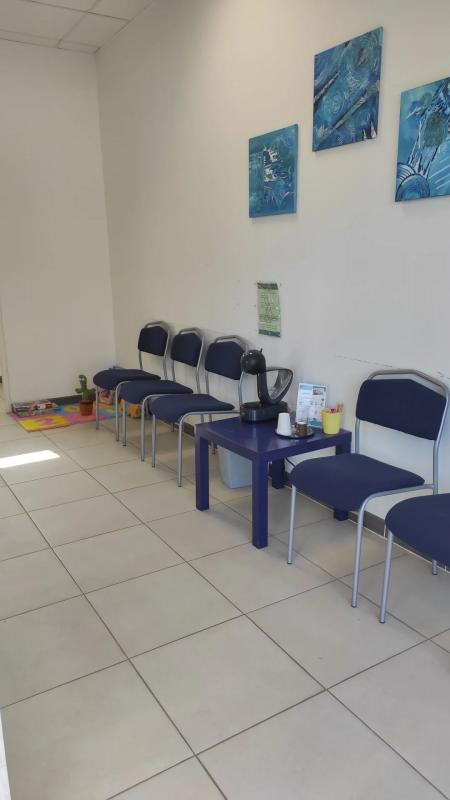 LOCAL AVEC SALLE D ATTENTE PARTAGEE