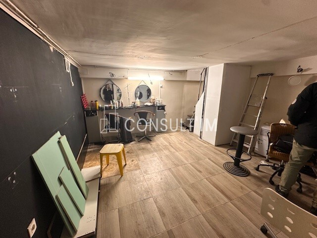 Rue de Clignancourt, boutique à la vente occupée, idéal investisseur, bonne rentabilité