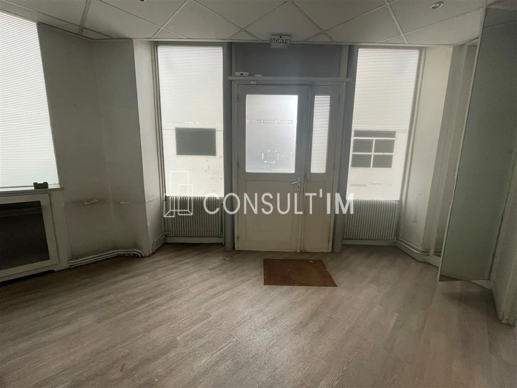 Surface lumineuse en rdc avec linéaire de vitrine