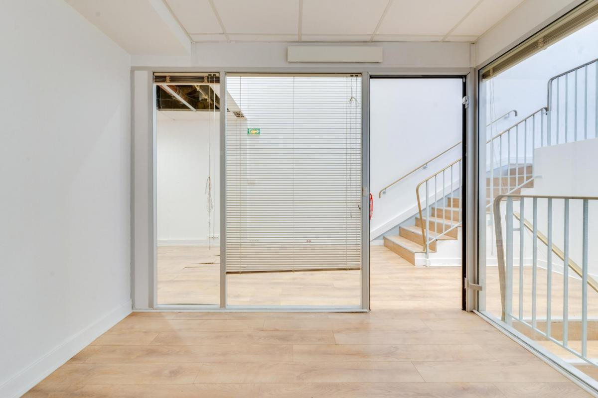 A vendre Local commercial idéalement situé , Paris 9 refait à neuf