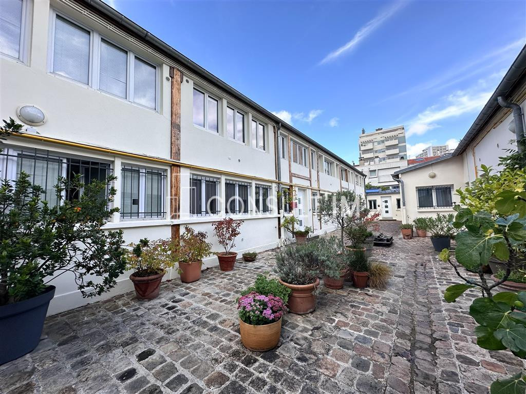 Village Belleville, au calme sur jolie cour pavée et arborée