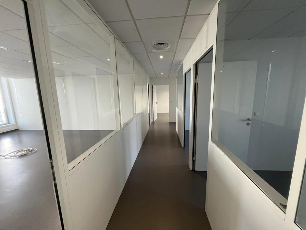 A LOUER, BUREAUX, SURFACE 167 m² ENVIRON, + 3 PARKINGS PRIVATIFS SECTEUR NICE OUEST