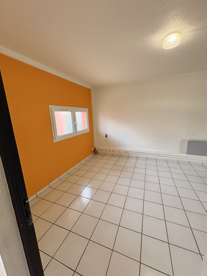 BUREAU 33m2 à louer-centre village- Idéal professions libérales