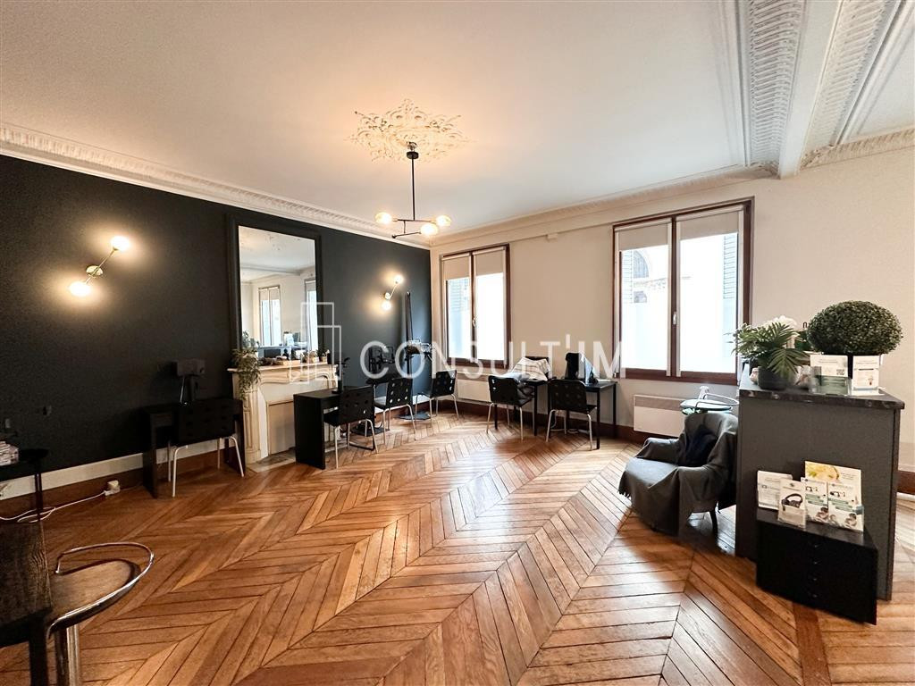 A louer bureaux en excellent état avec parquet, moulures et cheminées