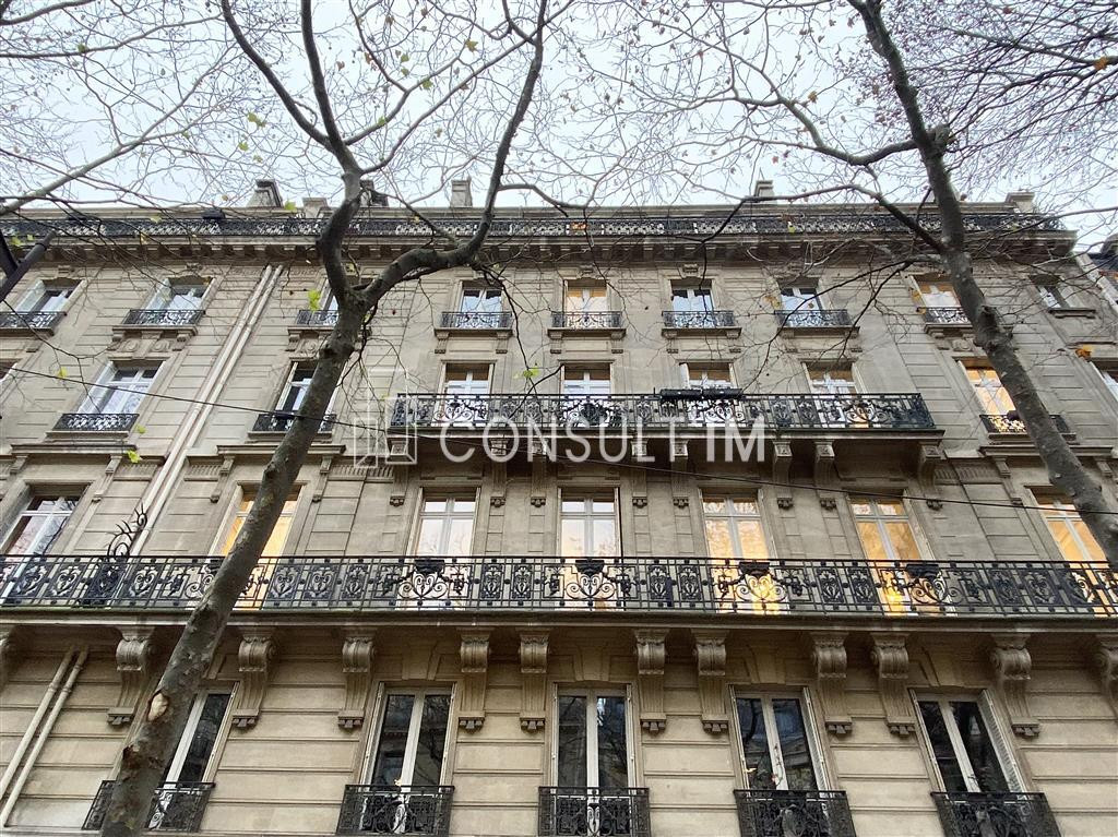 Bel actif de 38m² pour 4/5 postes en plein cœur du 8e arrondissement