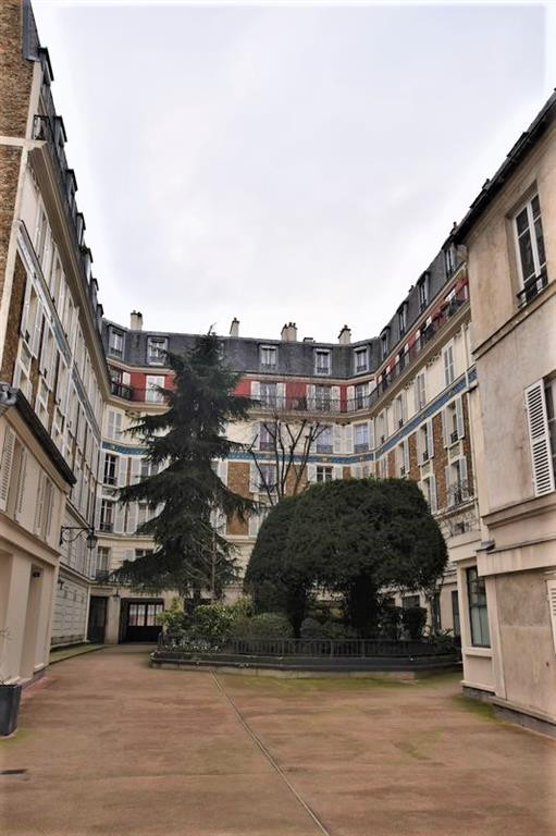 Locaux professionnels lumineux et fonctionnels avec parquet et cheminées