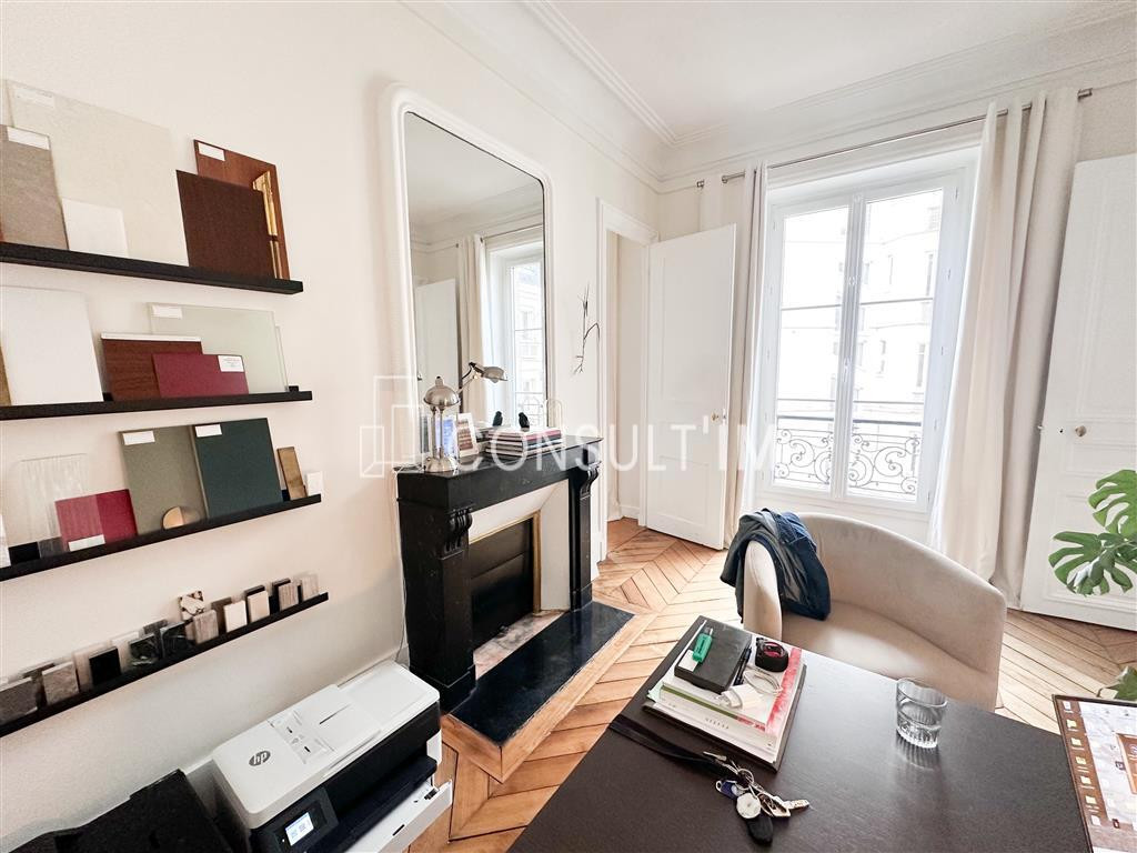 Proche Saint Lazare, à louer bureau avec parquet, moulures et cheminées