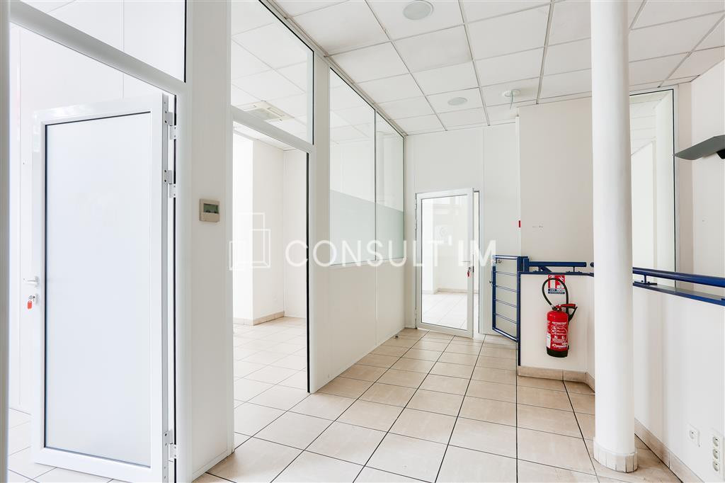 Boutique à louer avec un très beau linéaire de vitrine