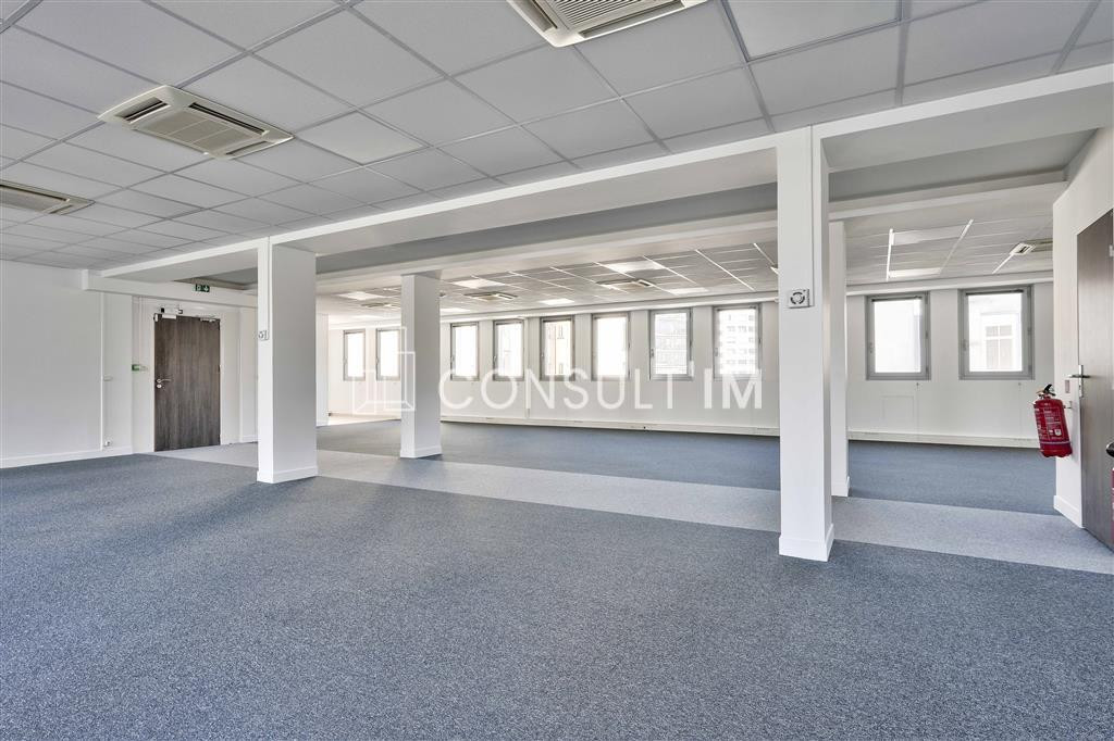 Plateau de bureaux livré rénové. Bureaux fonctionnels et lumineux