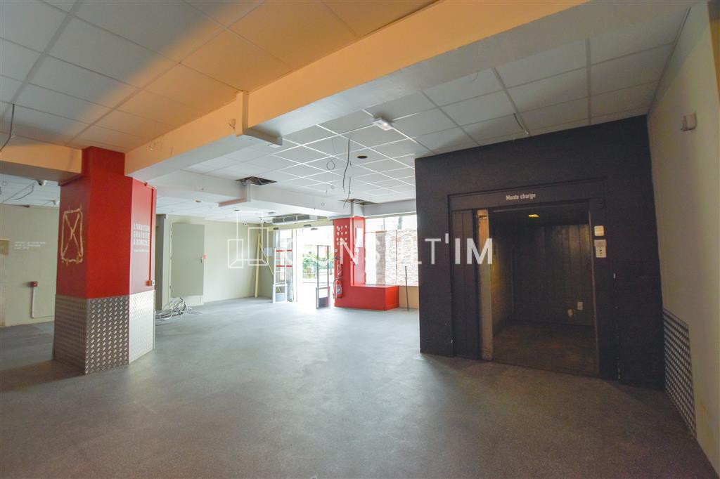 A proximité de la gare Montparnasse, boutique à louer