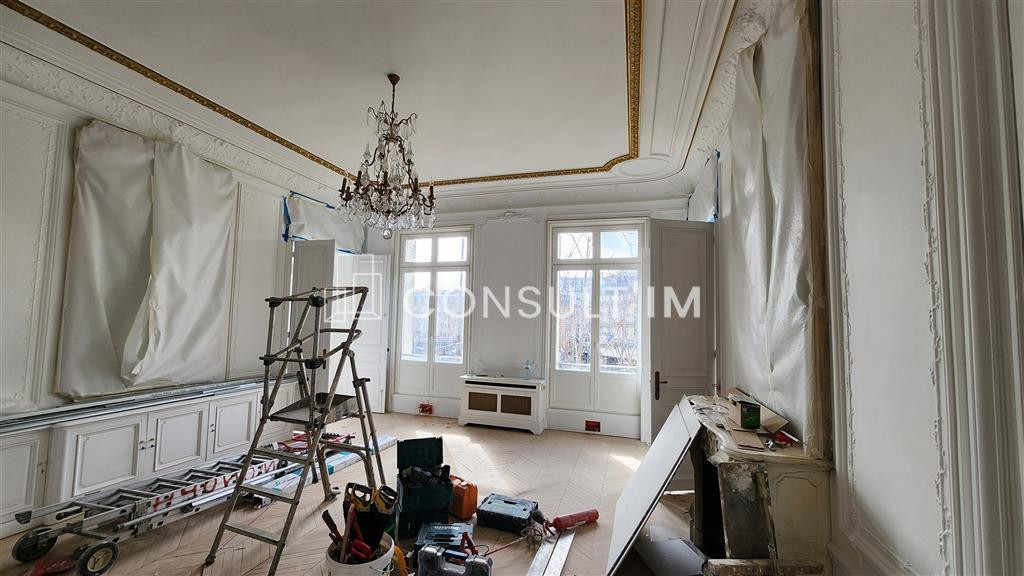 A louer bureaux rénovs dans un très bel immeuble d’angle haussmannien