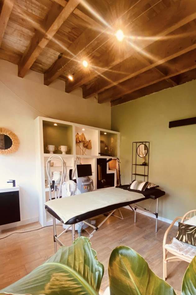 Local avec salle de soins aménag, salle d'attente et espace de vente