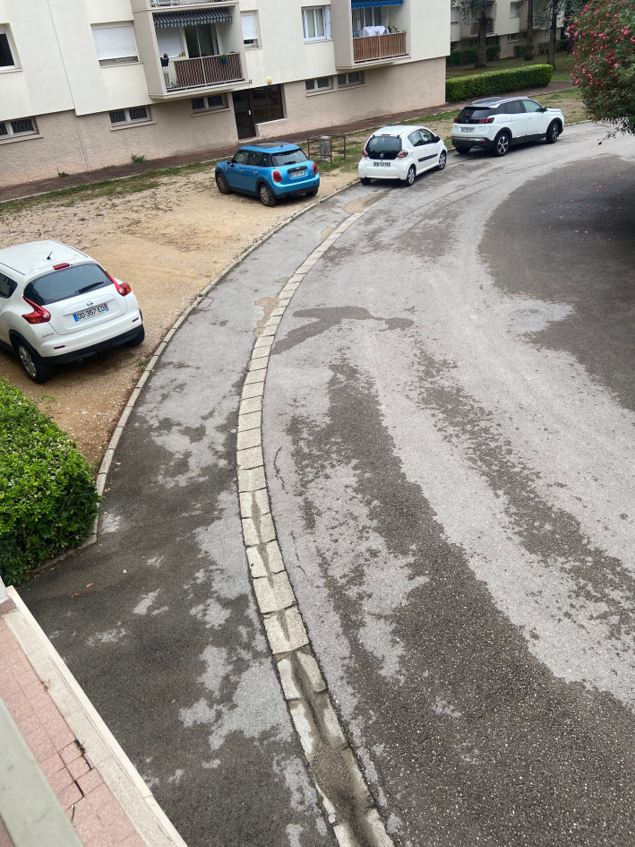 Local idéalement placé dans une résidence