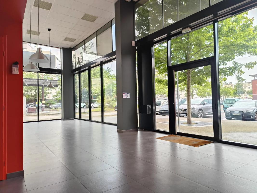 Local Commercial à Louer - 142 m² - Saint Priest 69800Centre