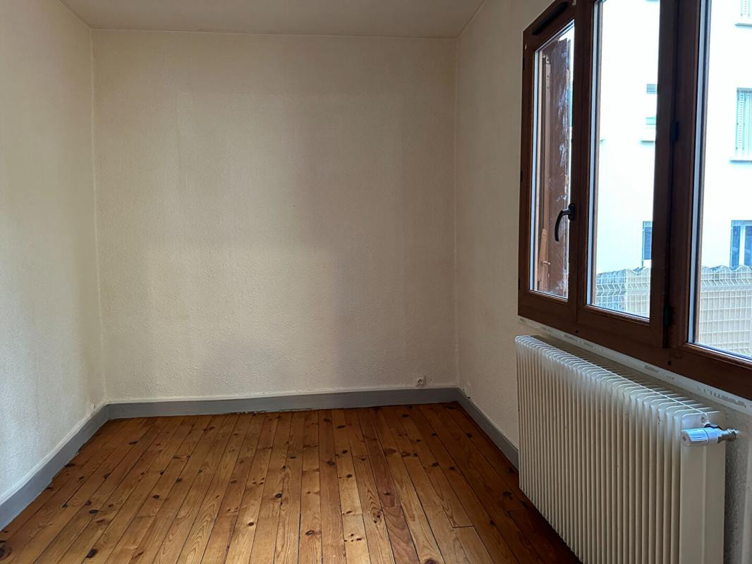 Chamalieres centre Immeuble de 2 lots T2 et T3 duplex 121 m2, cave et sous cave 292000 FAI