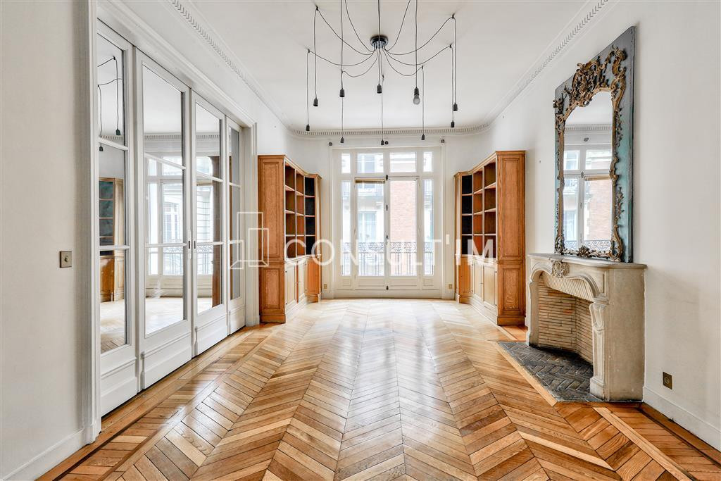 À louer  local  avec parquet, moulures, cheminées