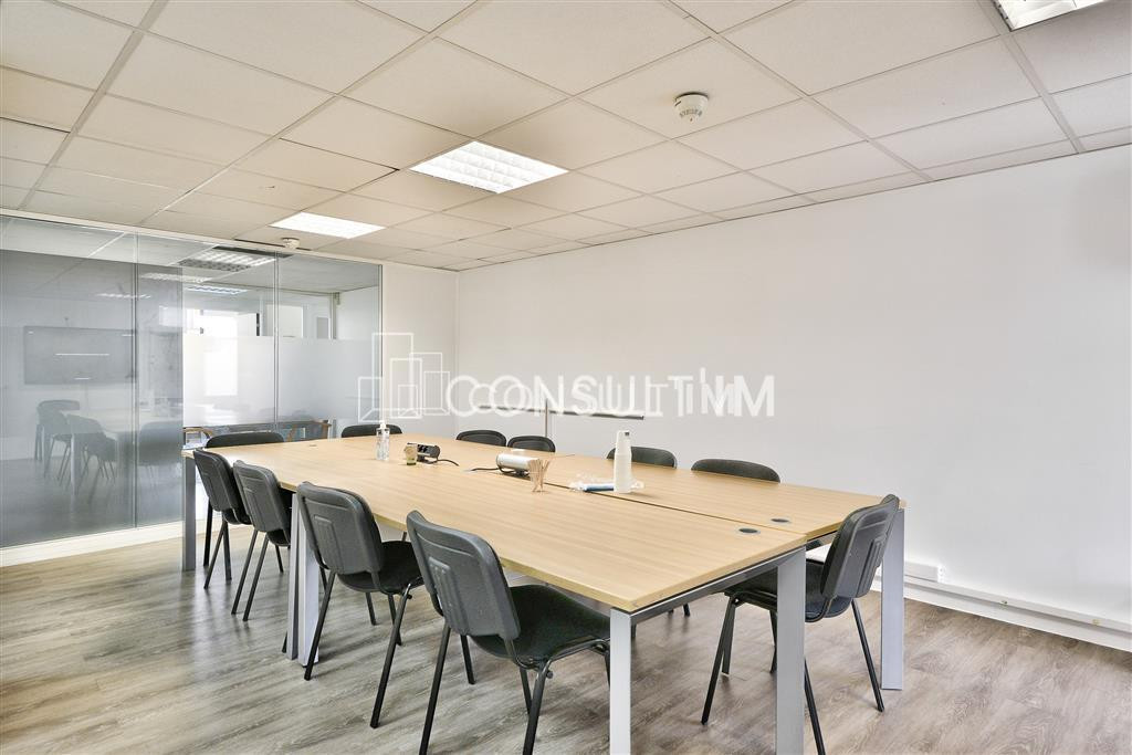 Au pied du Pont de St Cloud, beau plateau lumineux de 1236 m² à VENDRE