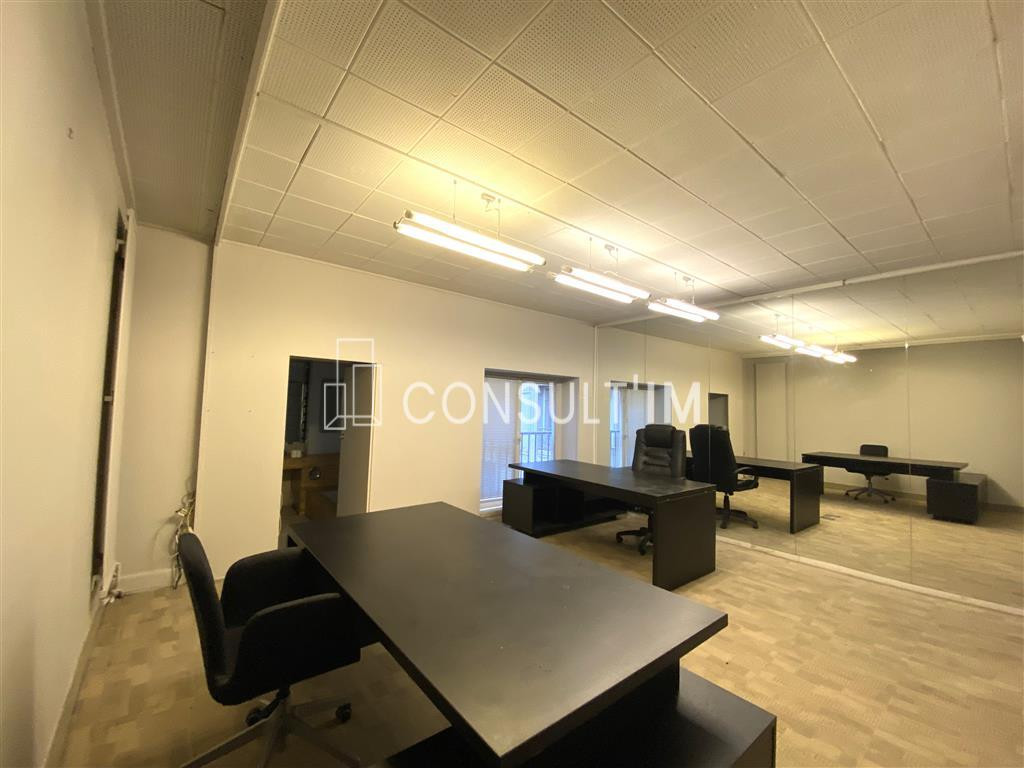 Locaux en duplex sur cour pavée