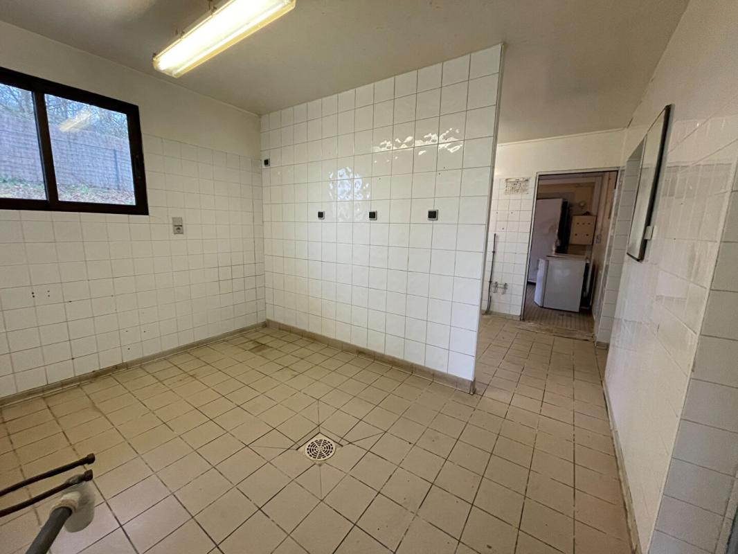 Bâtiment commercial sur 5642 m² de terrain