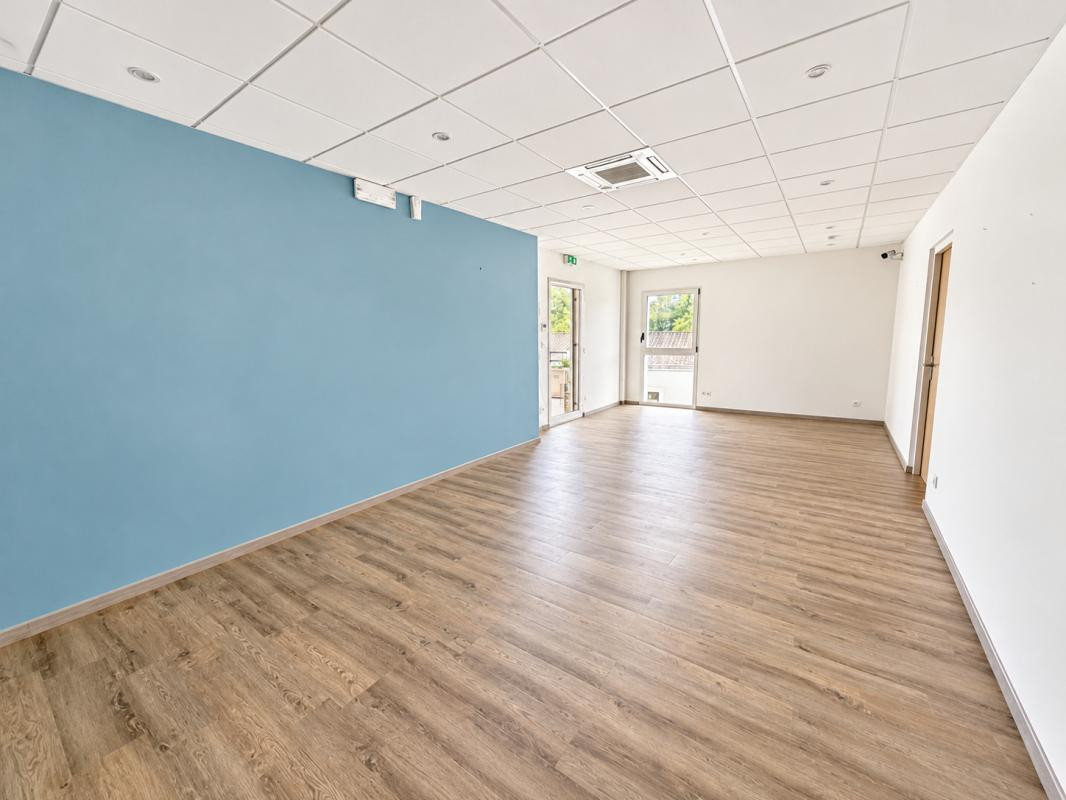 A PAREMPUYRE - Local de 81 m² avec parkings