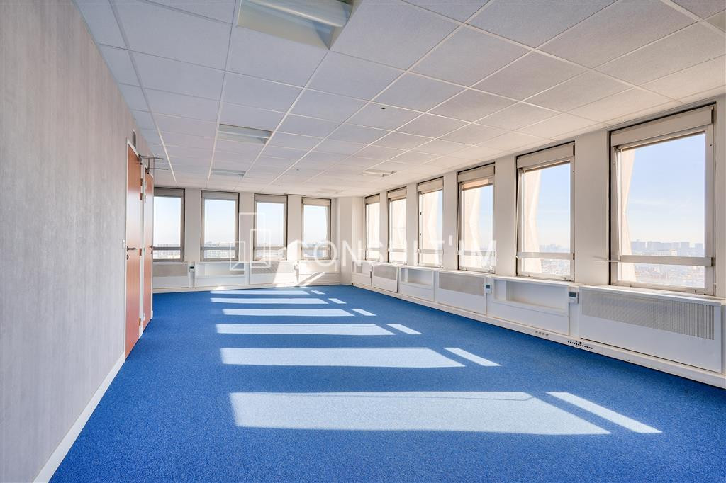 A louer bureaux rénovés et amovibles avec vue dégagée sur Paris