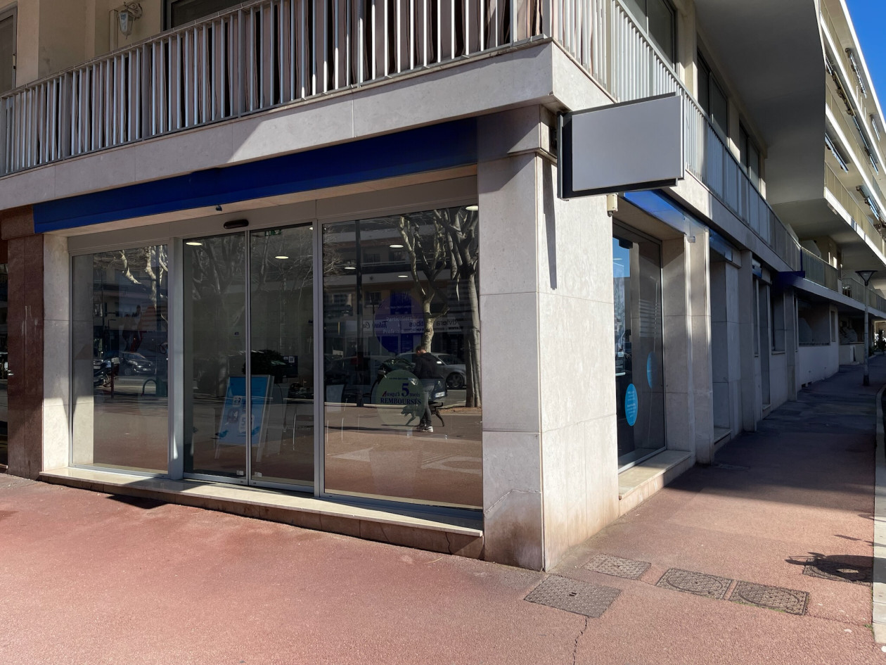 VENTE MURS COMMERCIAUX - LOCAL D'ANGLE A 100 M DE LA MER