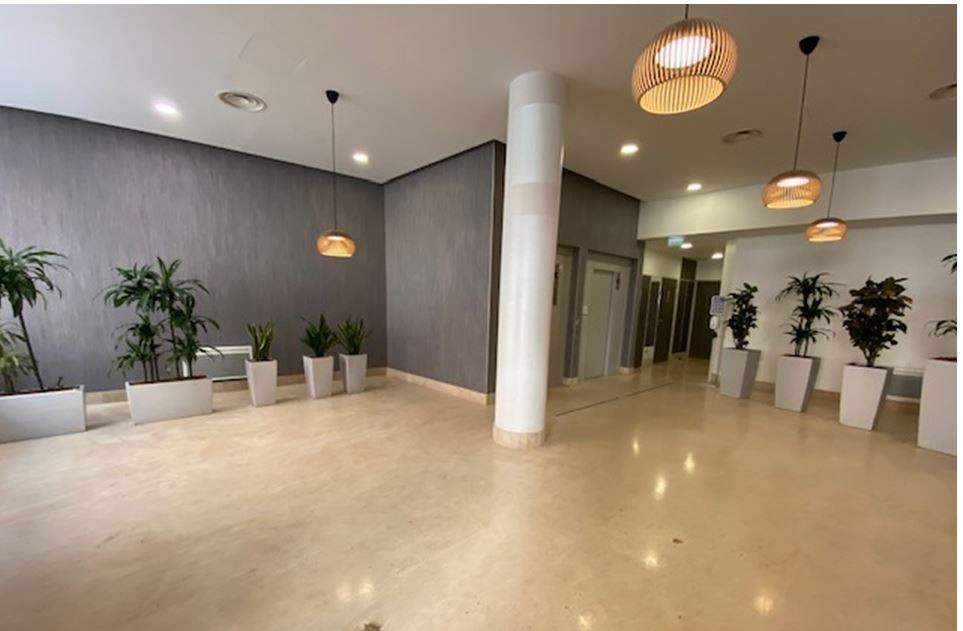 Au pied du métro Mairie d'Issy, ligne 12, 171 m² avec terrasse à louer