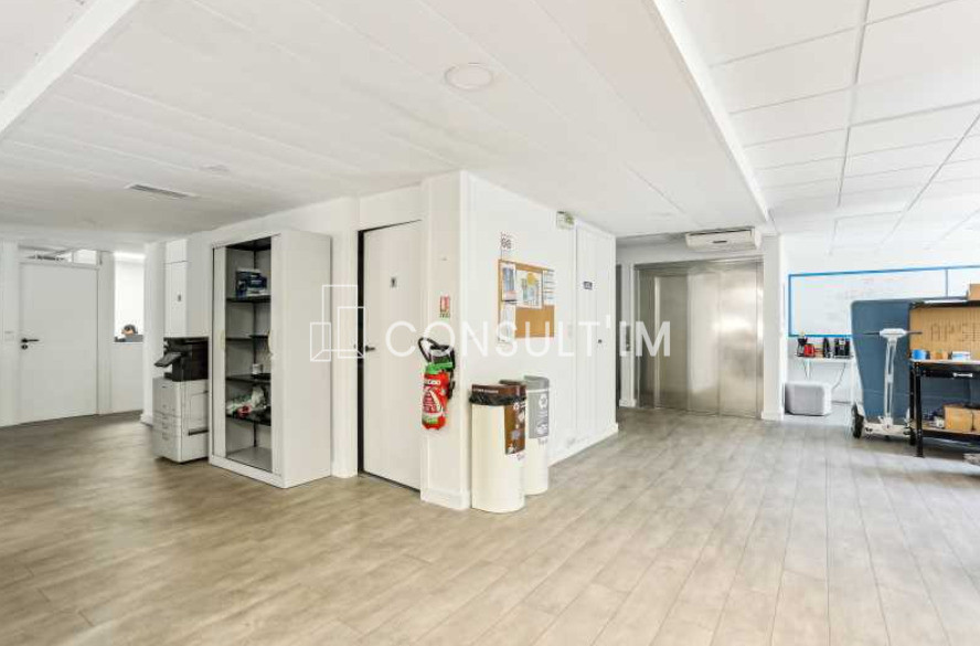 Au pied du métro Billancourt, ligne 9 , Bureaux à vendre de 299m²