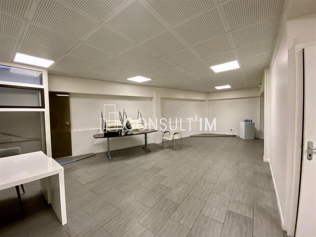 Au métro Porte de Champerret, bureaux en RDC en bon état