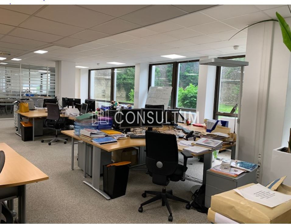 Dans un complexe immobilier de bureaux au pied de l'A13 et du Pt de St Cloud