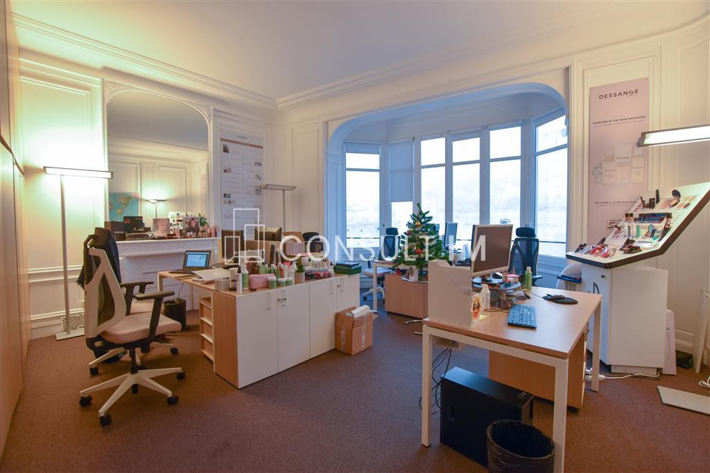 Superbes locaux à louer avec parquet, moulures, cheminées