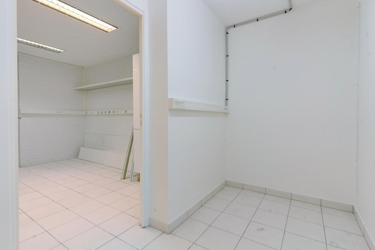 A vendre Local commercial idéalement situé , Paris 9 refait à neuf