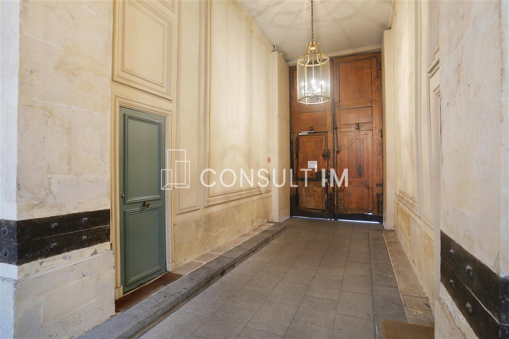 Adresse prestigieuse, bureaux avec parquet, moulures et cheminées
