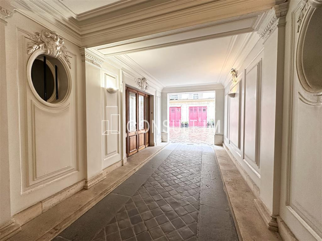 A louer bureaux en excellent état avec parquet, moulures et cheminées