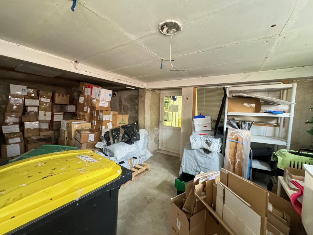 Local d'activité 80m2 avec réserve à vendre centre bourg  de Saint-Héand