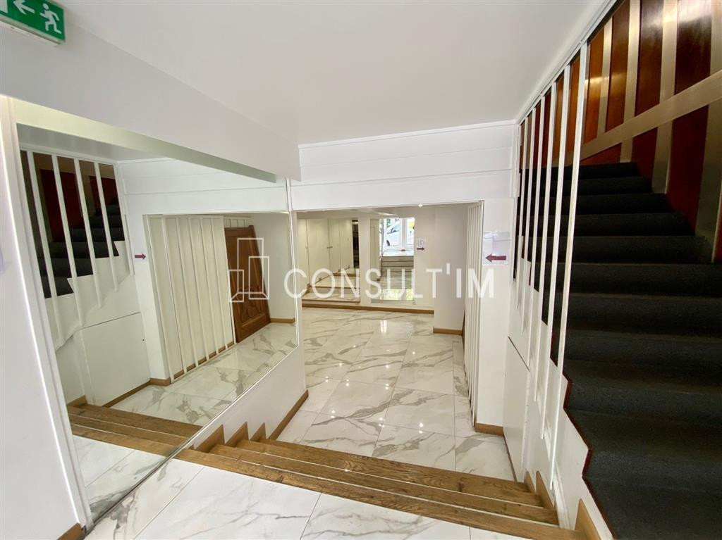 Au métro Porte de Champerret, bureaux en RDC en bon état
