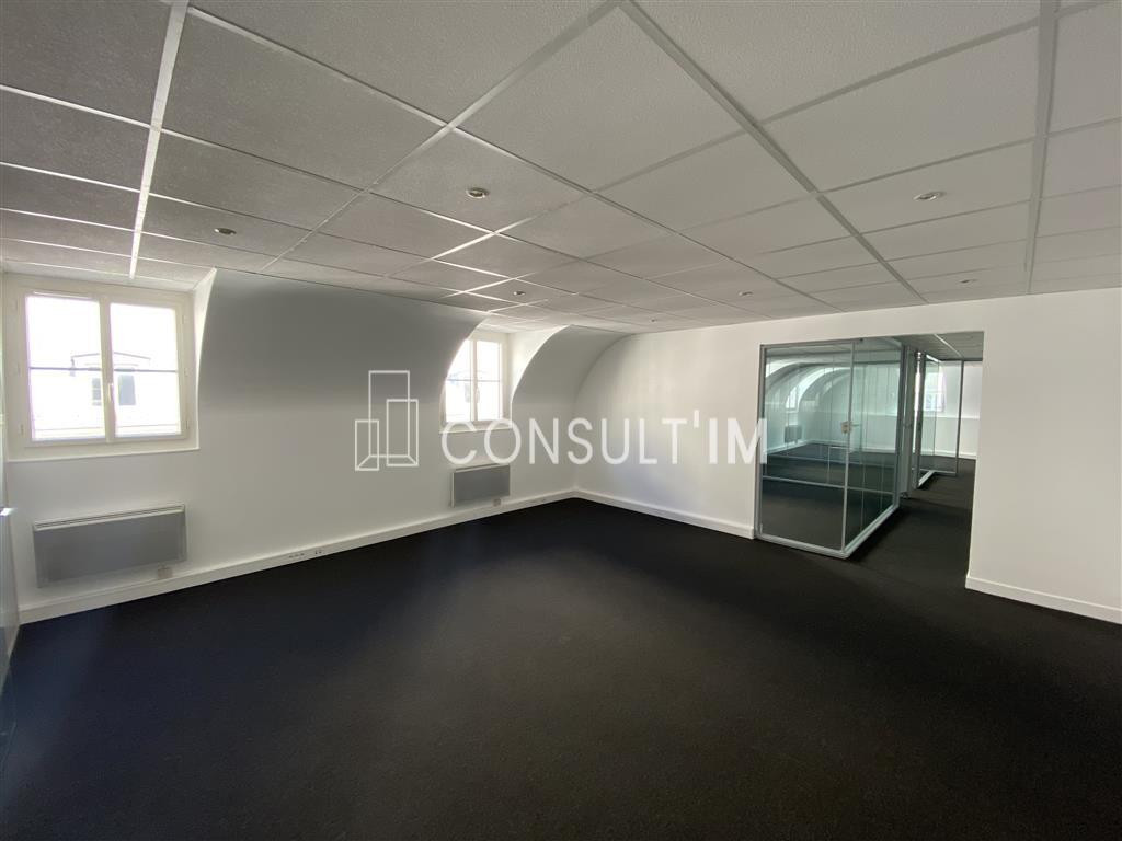 MARAIS / BUREAUX REFAIT A NEUF