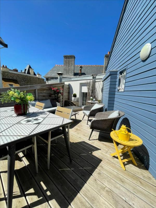 IMMEUBLE AU RDC COMMERCE ET APPARTEMENT AU DESSUS