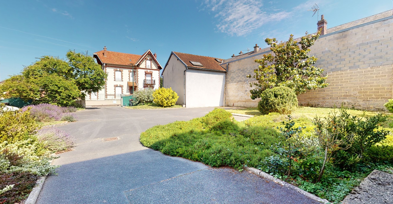COURTENAY (45) - A VENDRE IMMEUBLE INDEPENDANT 130 M²