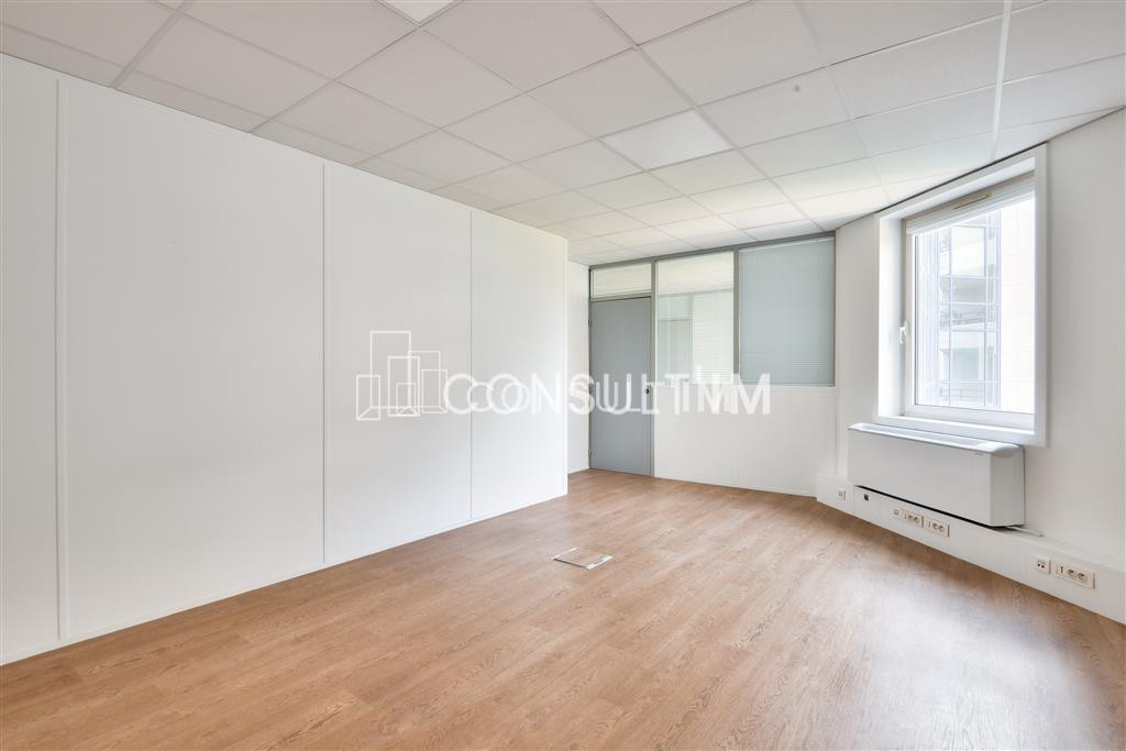 A proximité du Pont de Suresnes, à vendre des bureaux de 374,3m² eau 2ème étage
